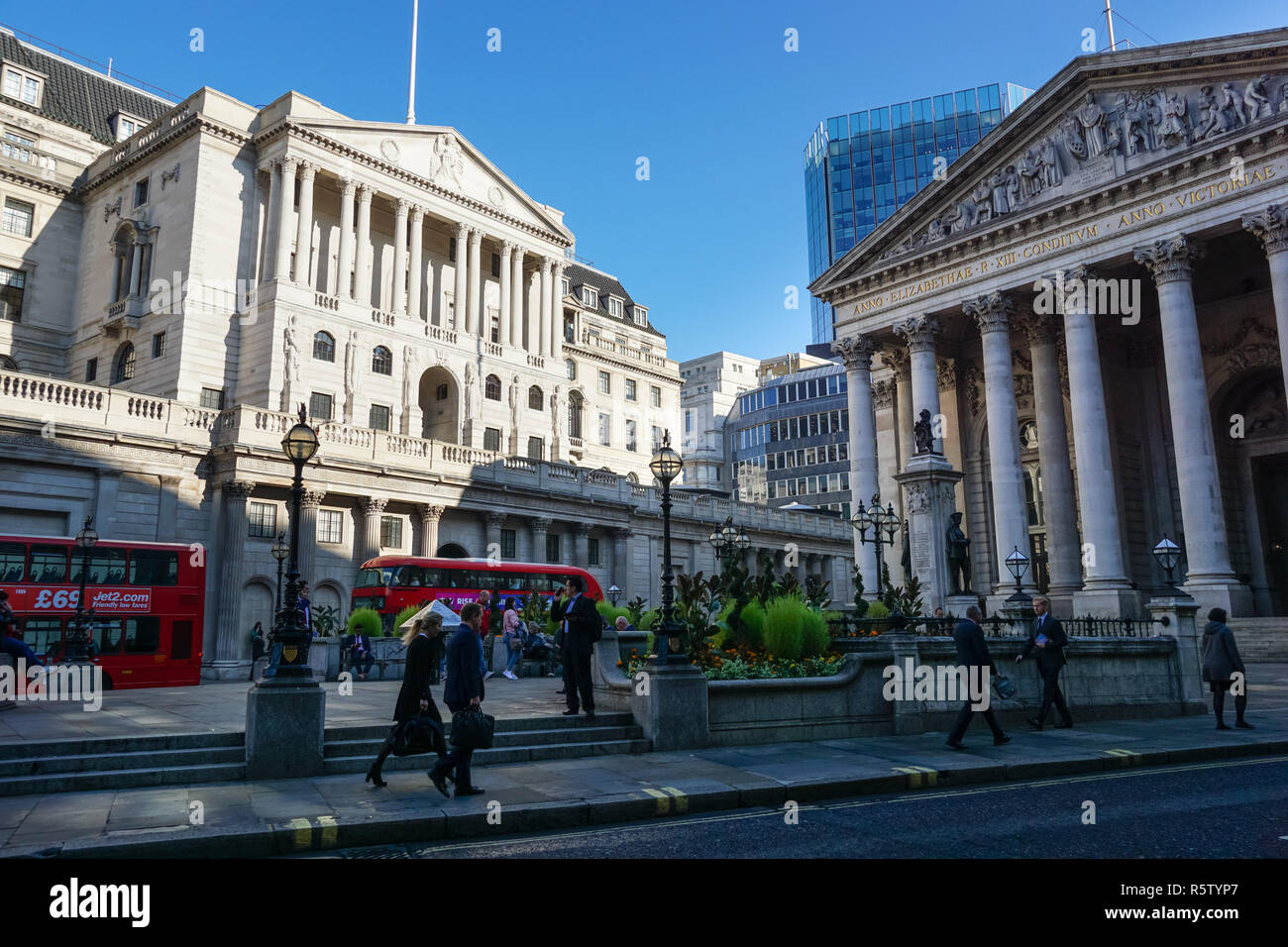 La Banca di Inghilterra e la Royal Exchange edifici in Londra England Regno Unito Regno Unito Foto Stock