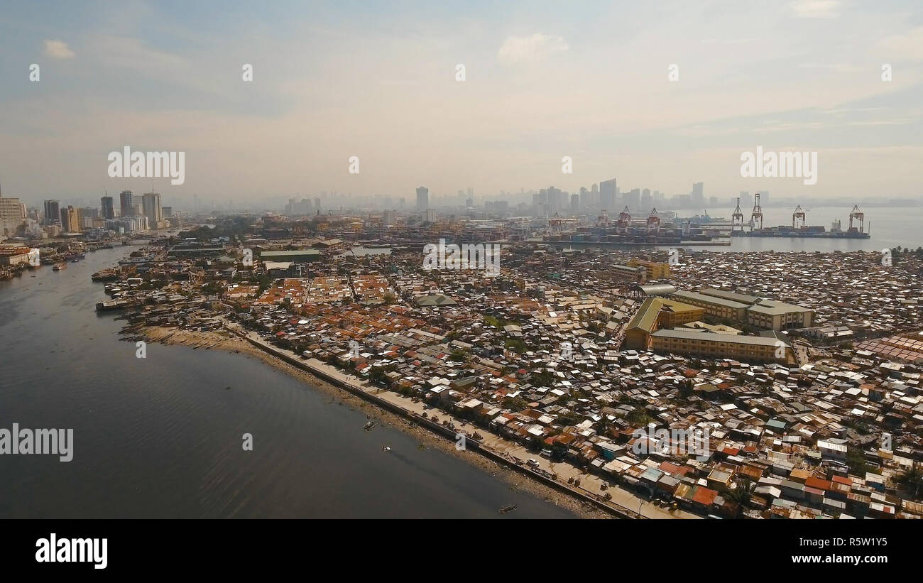 Vista aerea quartiere povero di Manila baraccopoli, ghetti, legno vecchie case, baracche. Delle baraccopoli di Manila, Filippine. Sobborgo di Manila, vista dal piano. Foto Stock