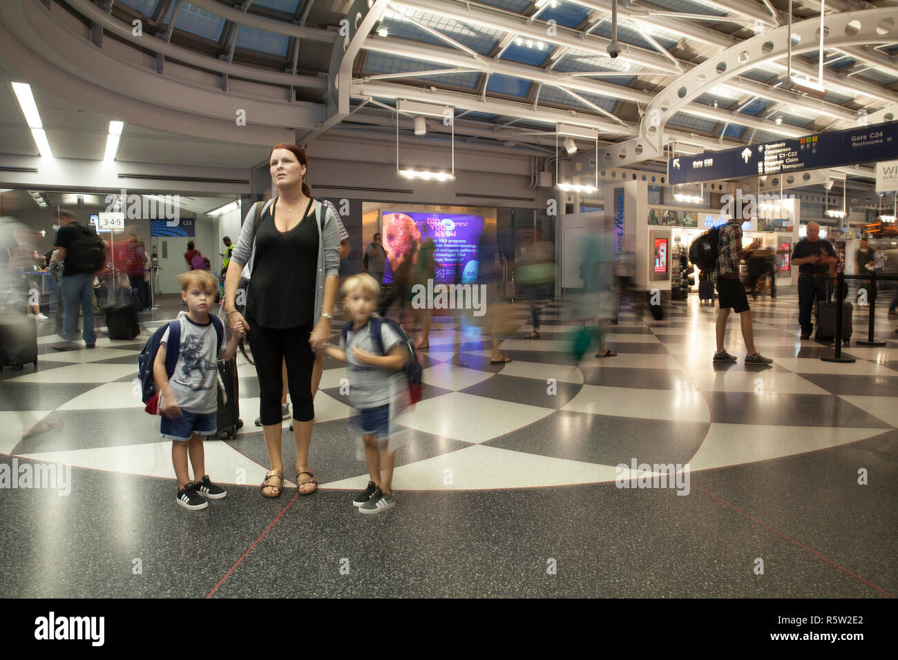 Interno dell'Aeroporto di Denver con bambini. Foto Stock
