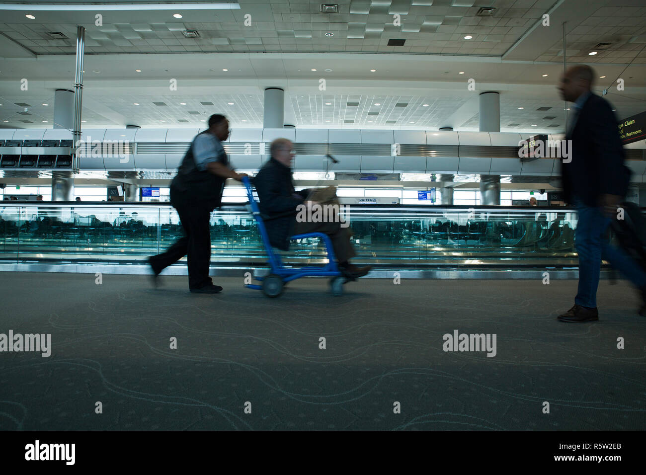 Interno dell'Aeroporto di Denver con marciapiede in movimento. Foto Stock