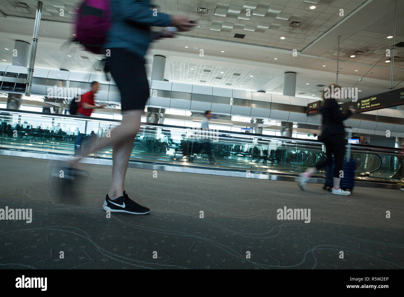 Interno dell'Aeroporto di Denver con marciapiede in movimento. Foto Stock