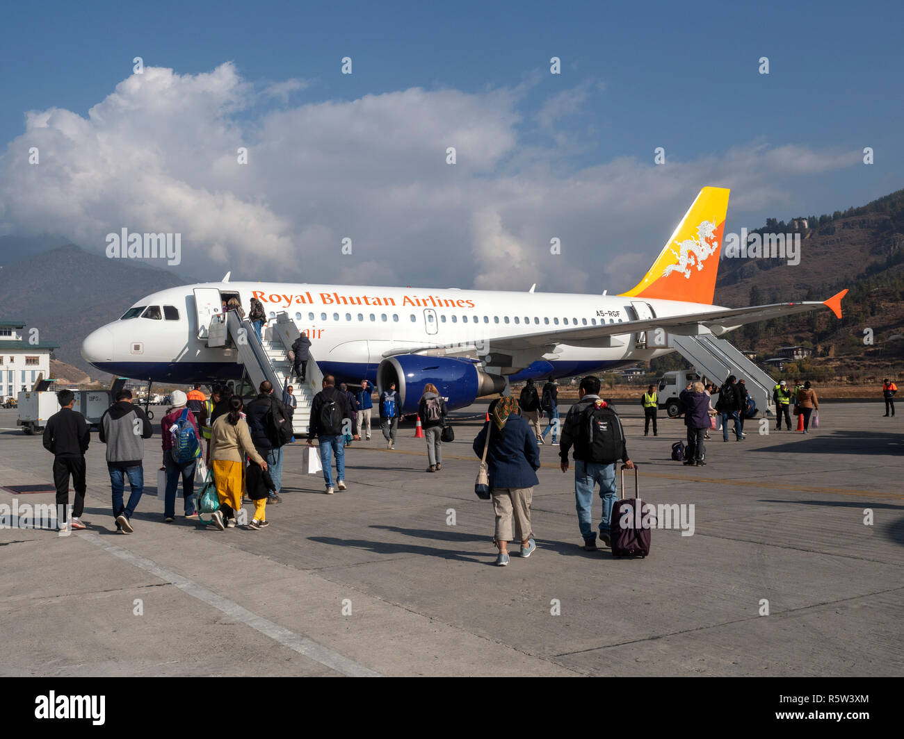 I turisti imbarco aereo sulla pista di Paro Airport, Bhutan Foto Stock