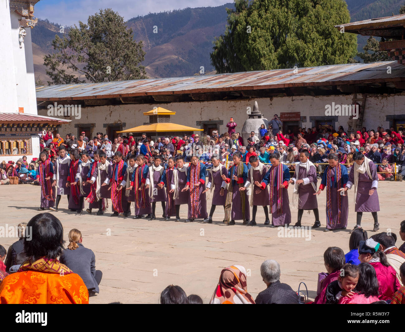 La popolazione locale a guardare i ballerini al Black-gru a collo alto Festival in Gangtey, Bhutan Foto Stock