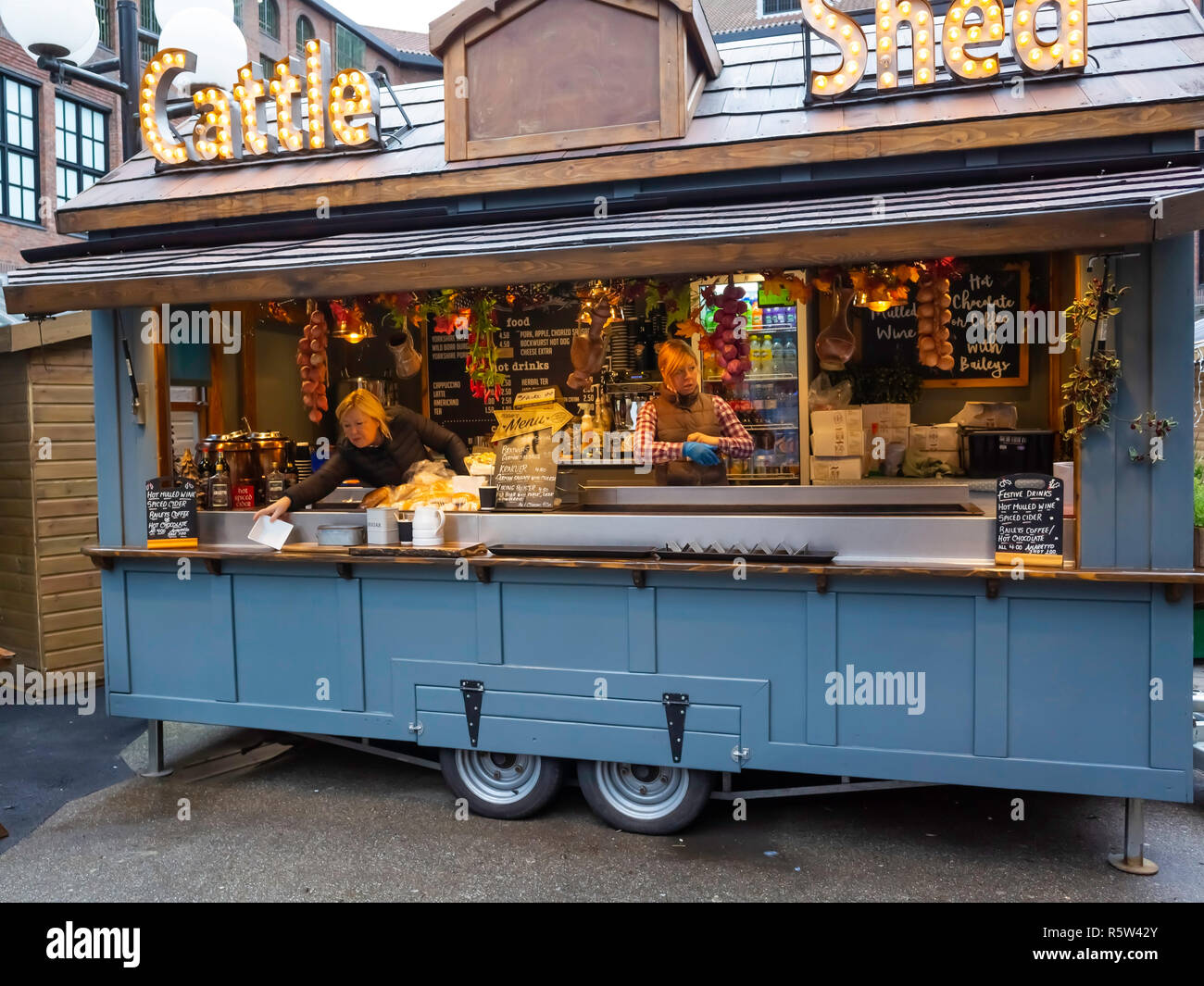 Stalla cibo offerta di stallo a tema natalizio il cibo in Coppergate Shopping Centre York Foto Stock
