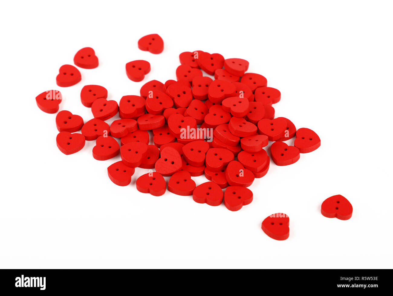 Rosso a forma di cuore i pulsanti di cucitura isolato su bianco Foto Stock