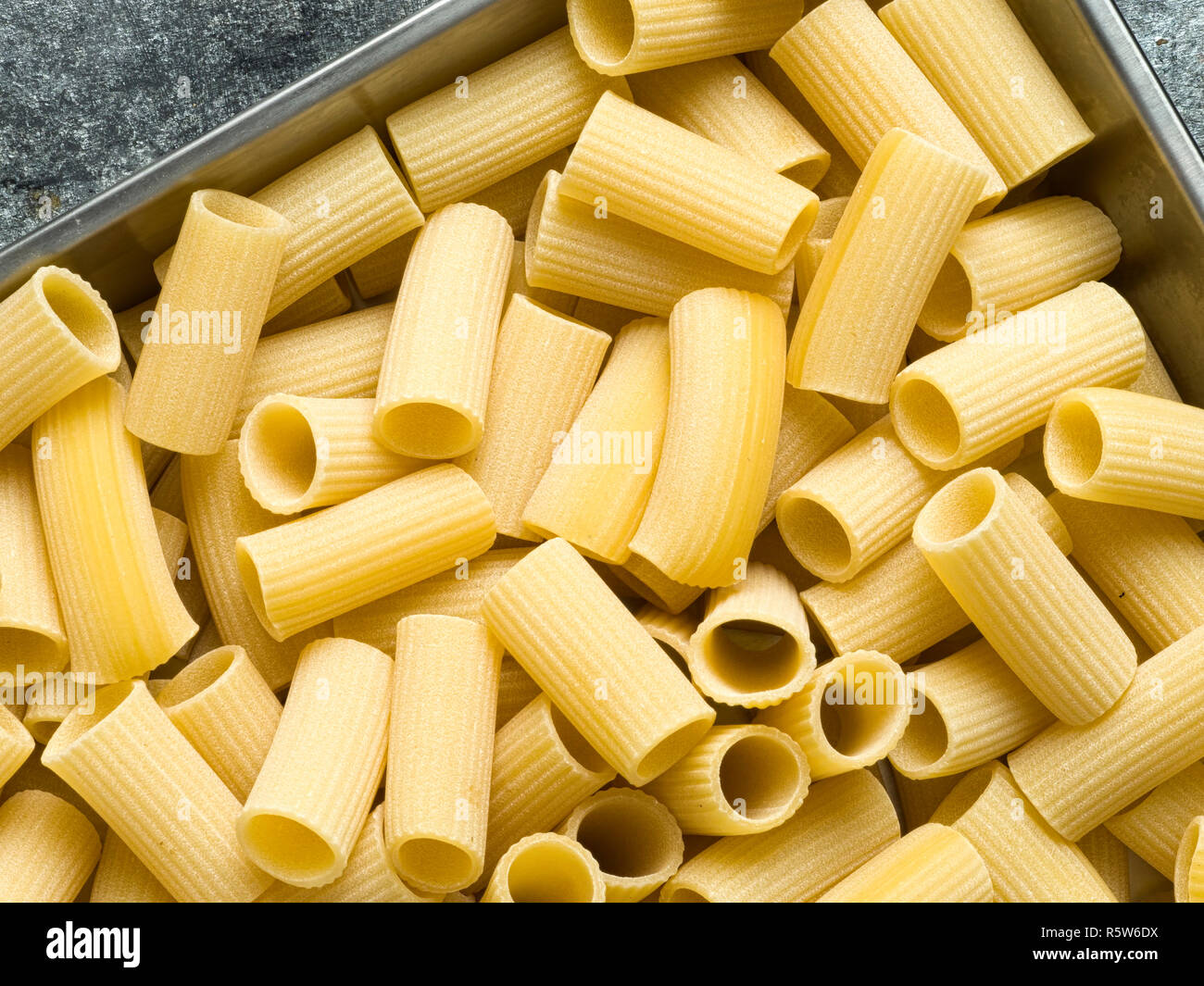 Rustico italiano crudo rigatoni pasta Foto Stock