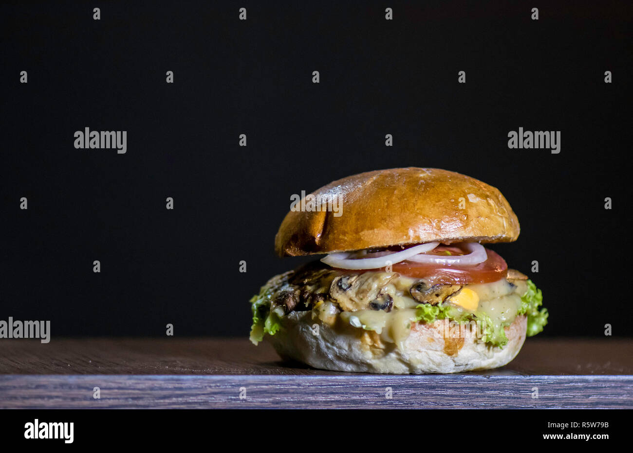 Deliziosi funghi hamburguer vista frontale Foto Stock