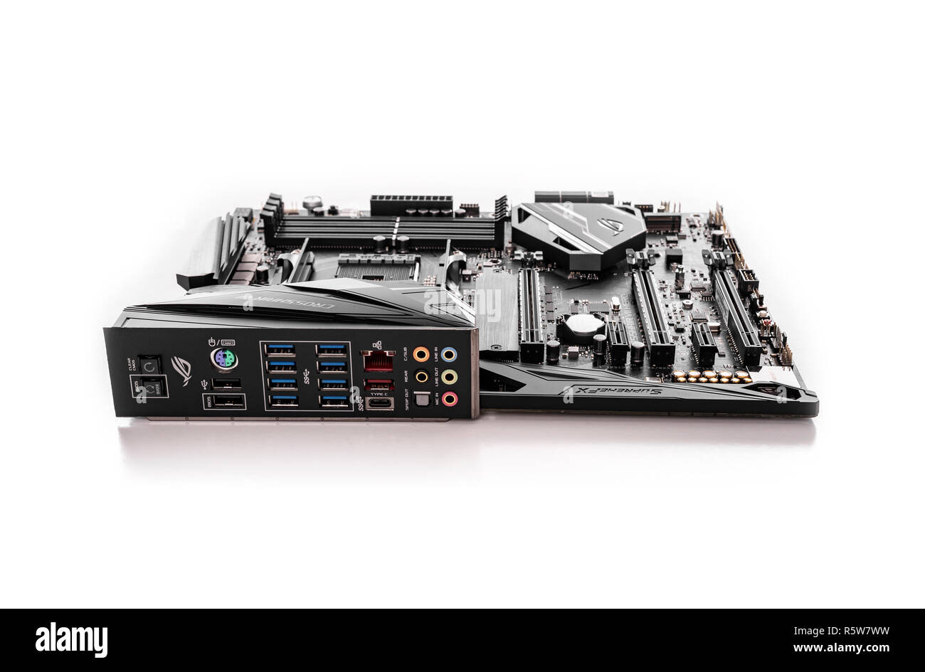 Scheda madre Asus Rog Crosshair vii Hero su sfondo bianco. Foto Stock