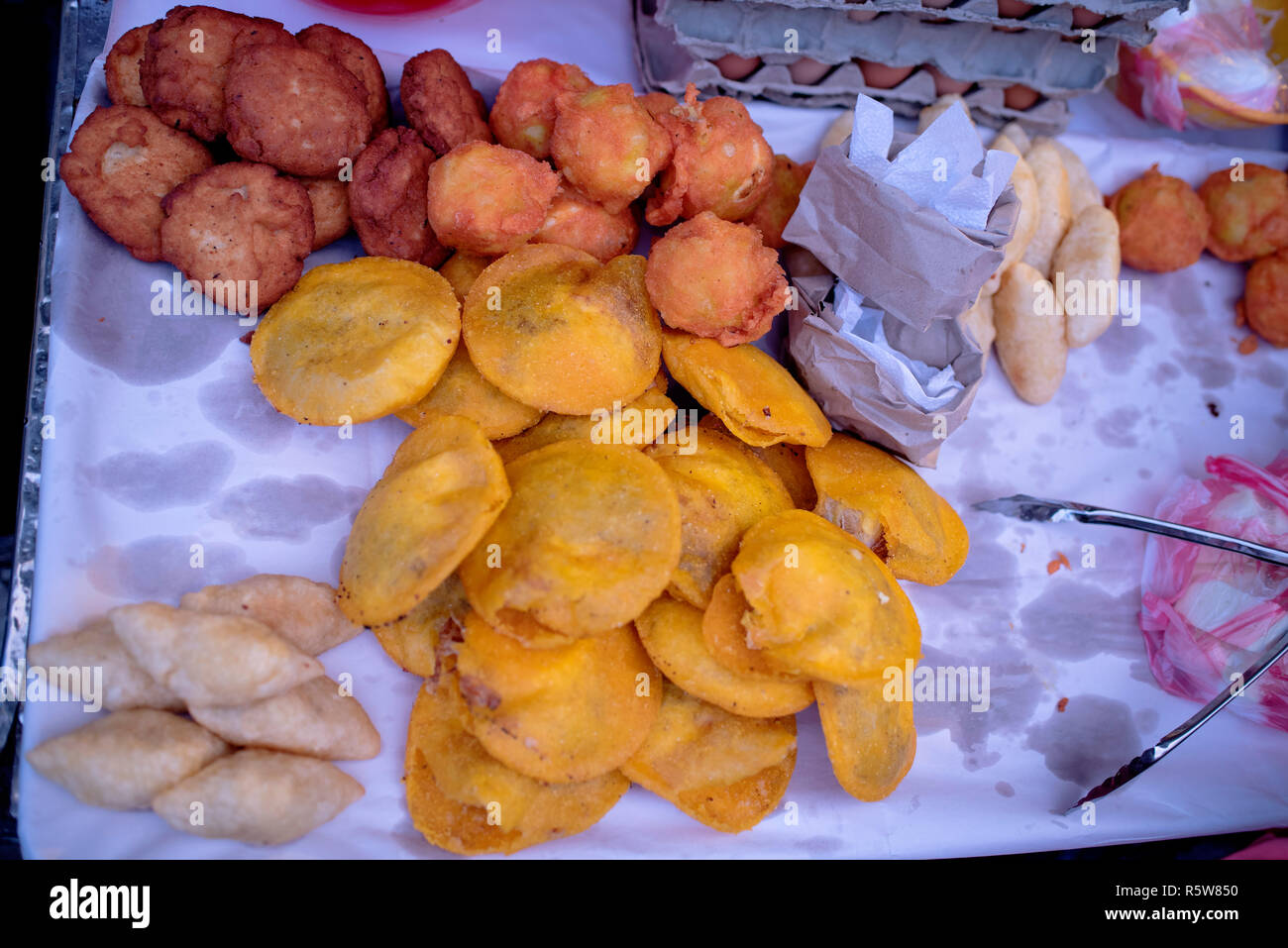 Fritti di cibo di strada in vendita nel centro storico di Cartagena de Indias, Colombia. Yuca, patata, patacones e uova. Ott 2018 Foto Stock