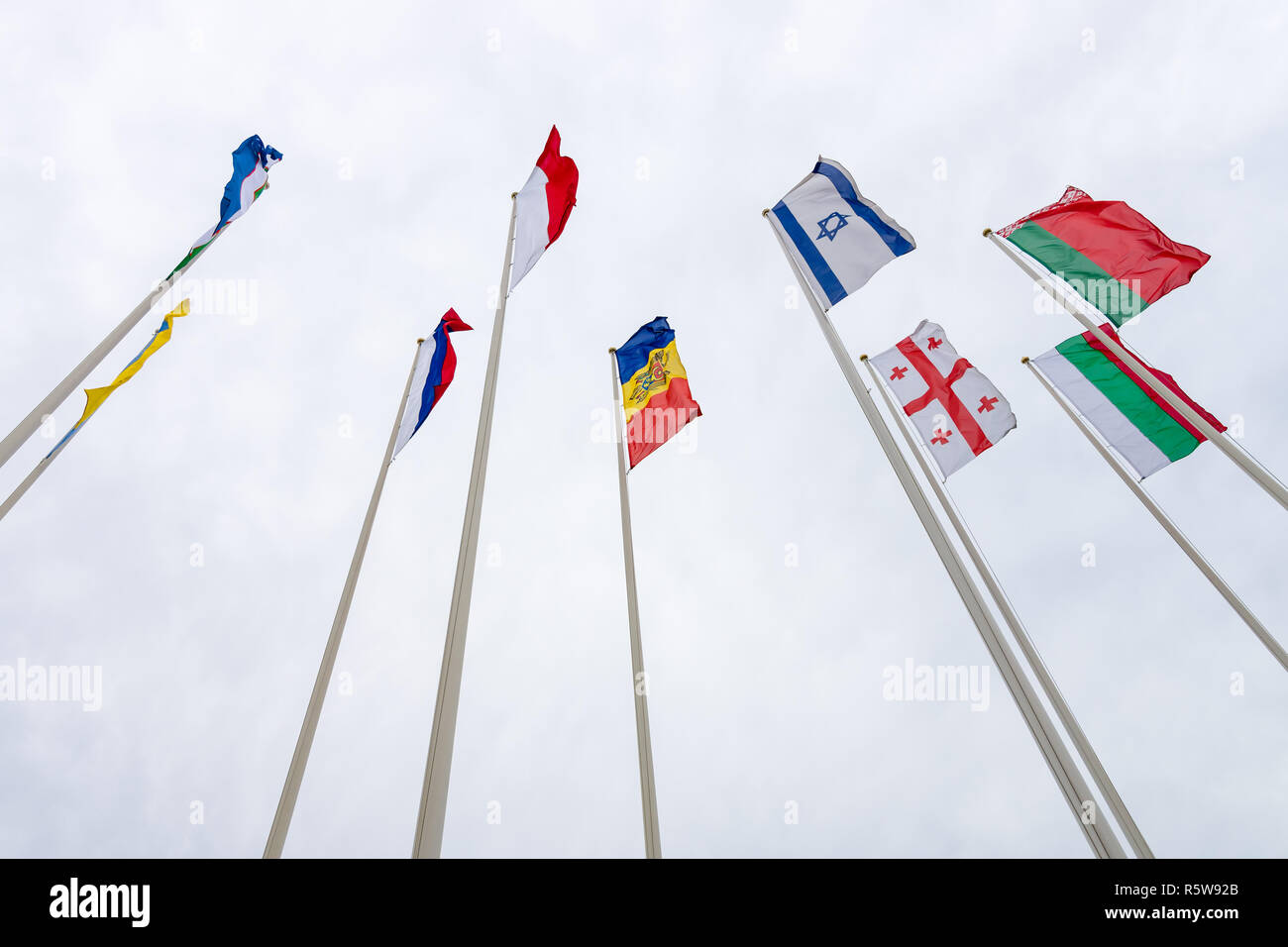 Le bandiere dei vari paesi europei contro lo sfondo del cielo nuvoloso. Foto Stock