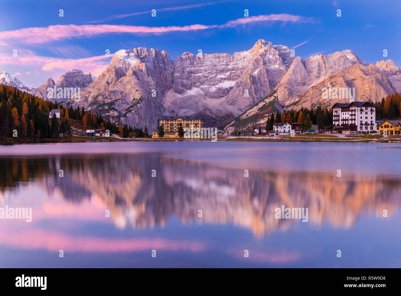 Tramonto sul lago di Misurina, Misurina, Dolomiti, Italia Foto Stock