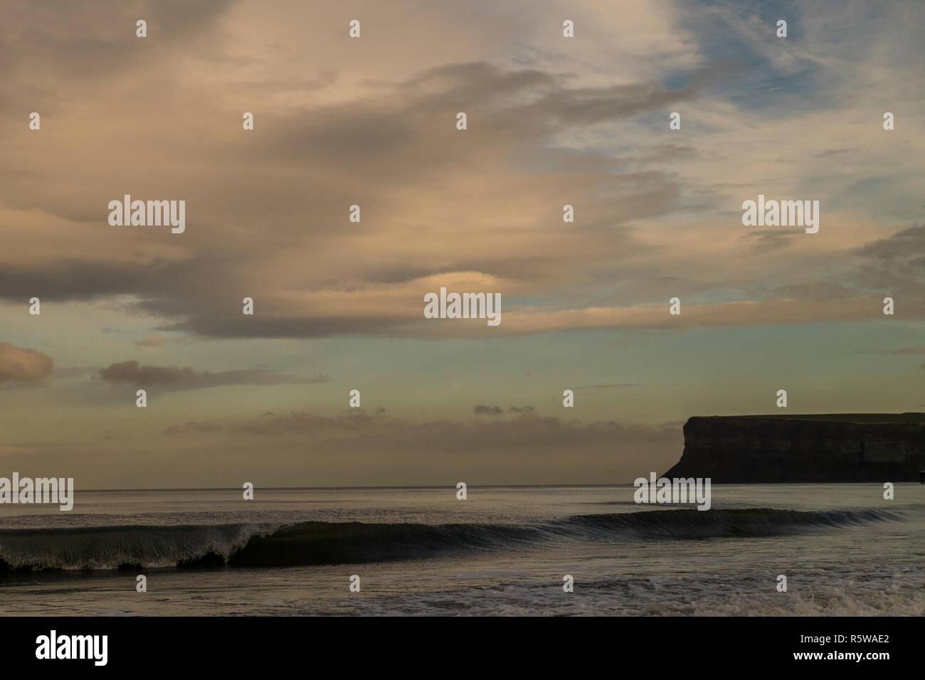 Caccia cliff & drammatico cielo a Saltburn, Regno Unito Foto Stock