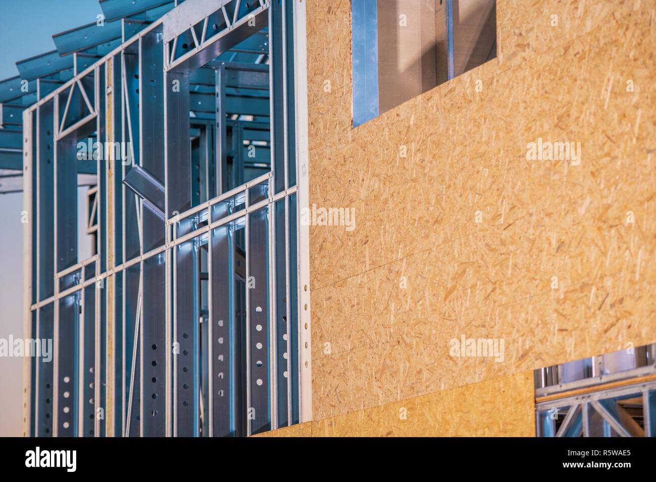 Skeleton Frame edilizia residenziale. Primo piano. Telaio in metallo e le pareti di legno compensato. Foto Stock
