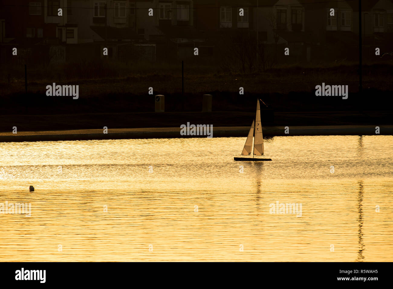 Modello sulla barca Redcar in barca il lago Foto Stock