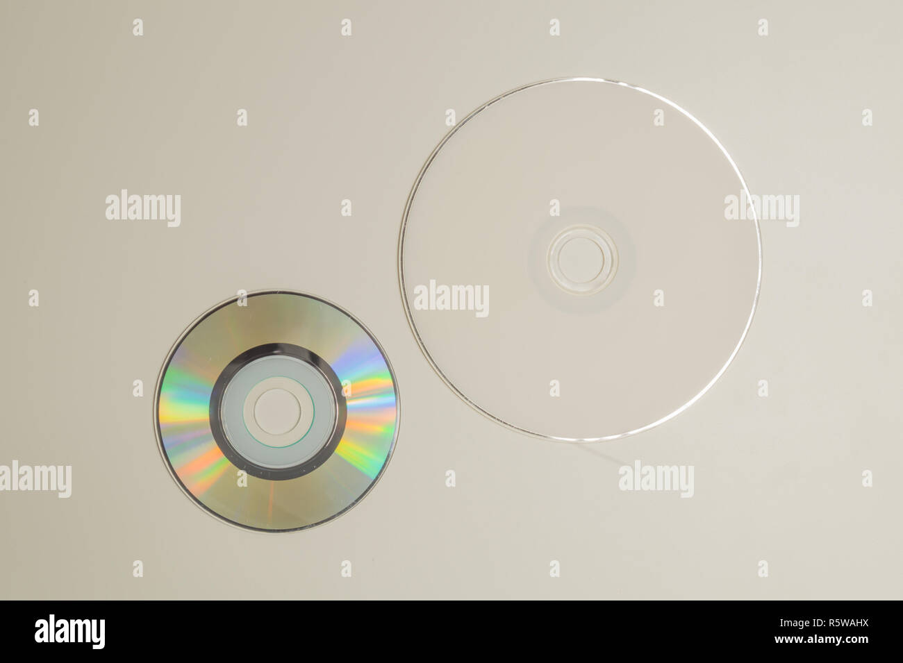 Compact disc su sfondo bianco Foto Stock