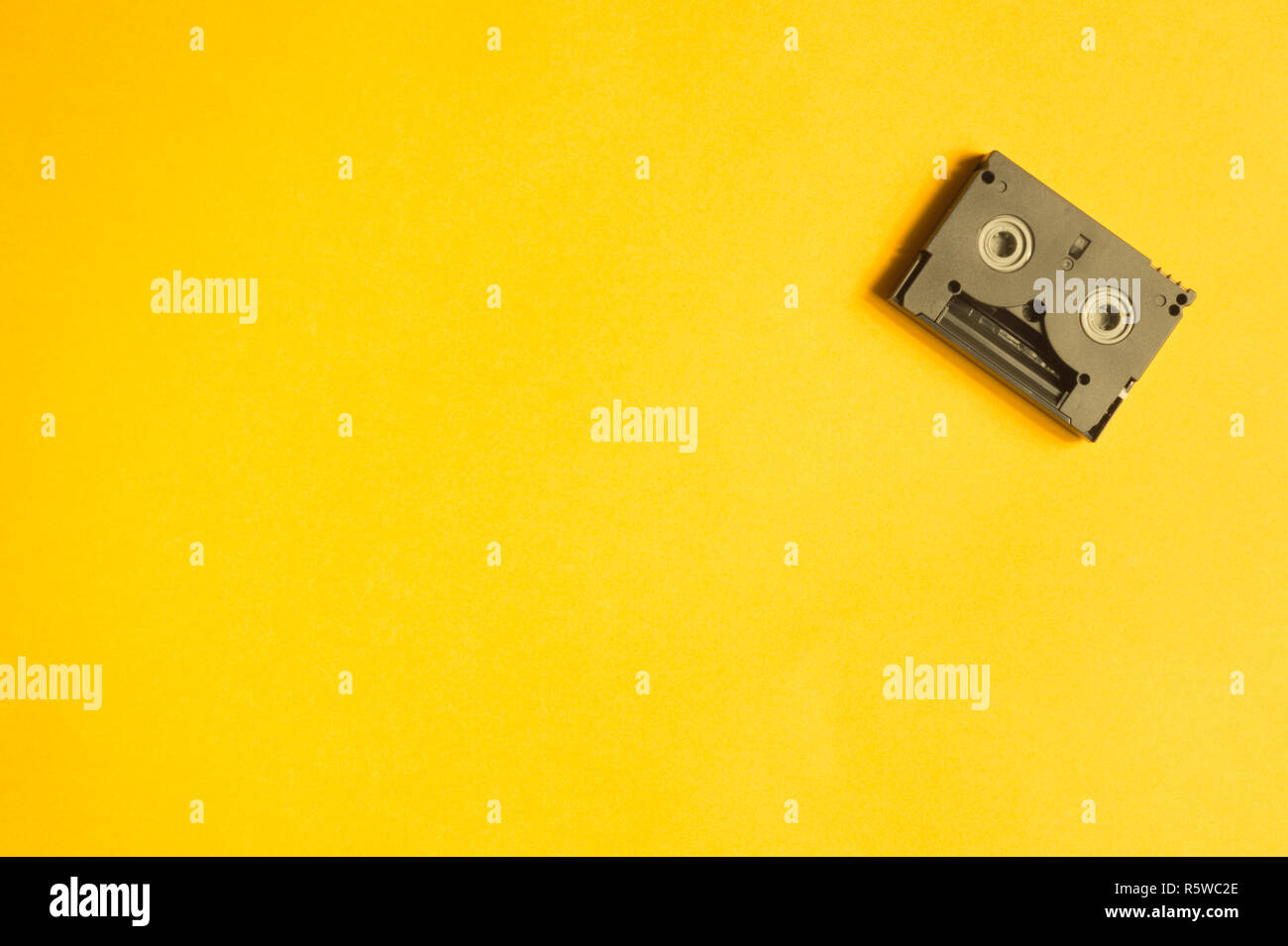 Cassette video digitali su sfondo giallo. cassetta mini DV Foto Stock