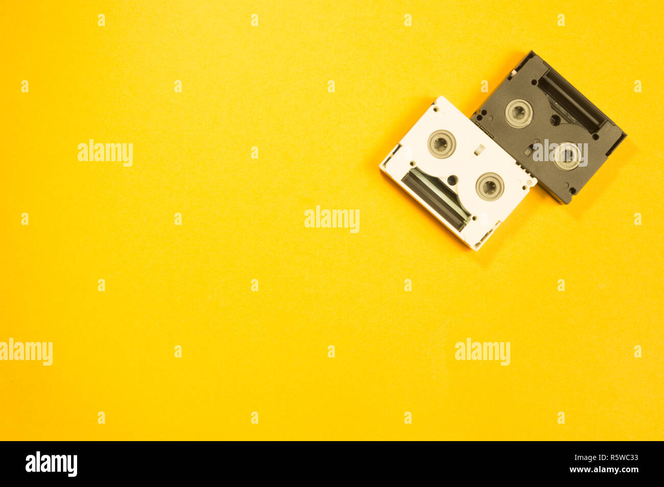 Cassette video digitali su sfondo giallo. cassetta mini DV Foto Stock