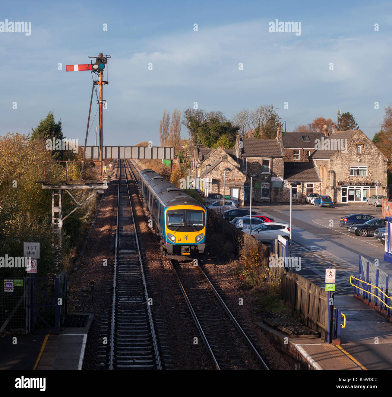 Un primo Transpennine Express classe 185 treno arrivando a Brough, Yorkshire passando la staffa alti meccanica segnale semaphore Foto Stock