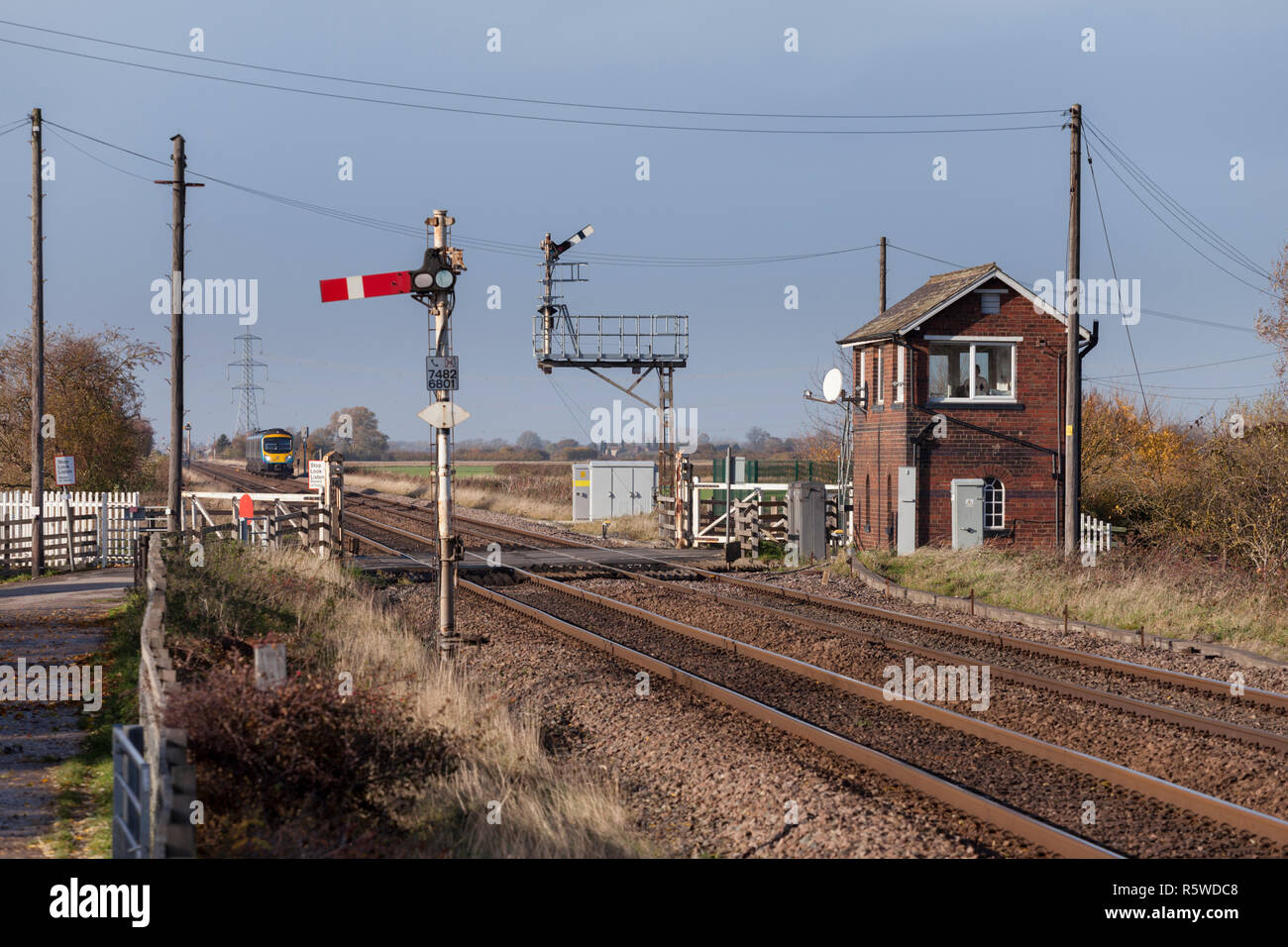 Primo Transpennine Express classe 185 treno passa Crabley Creek casella segnale e Semaphore segnali con un Manchester a treno di Hull Foto Stock