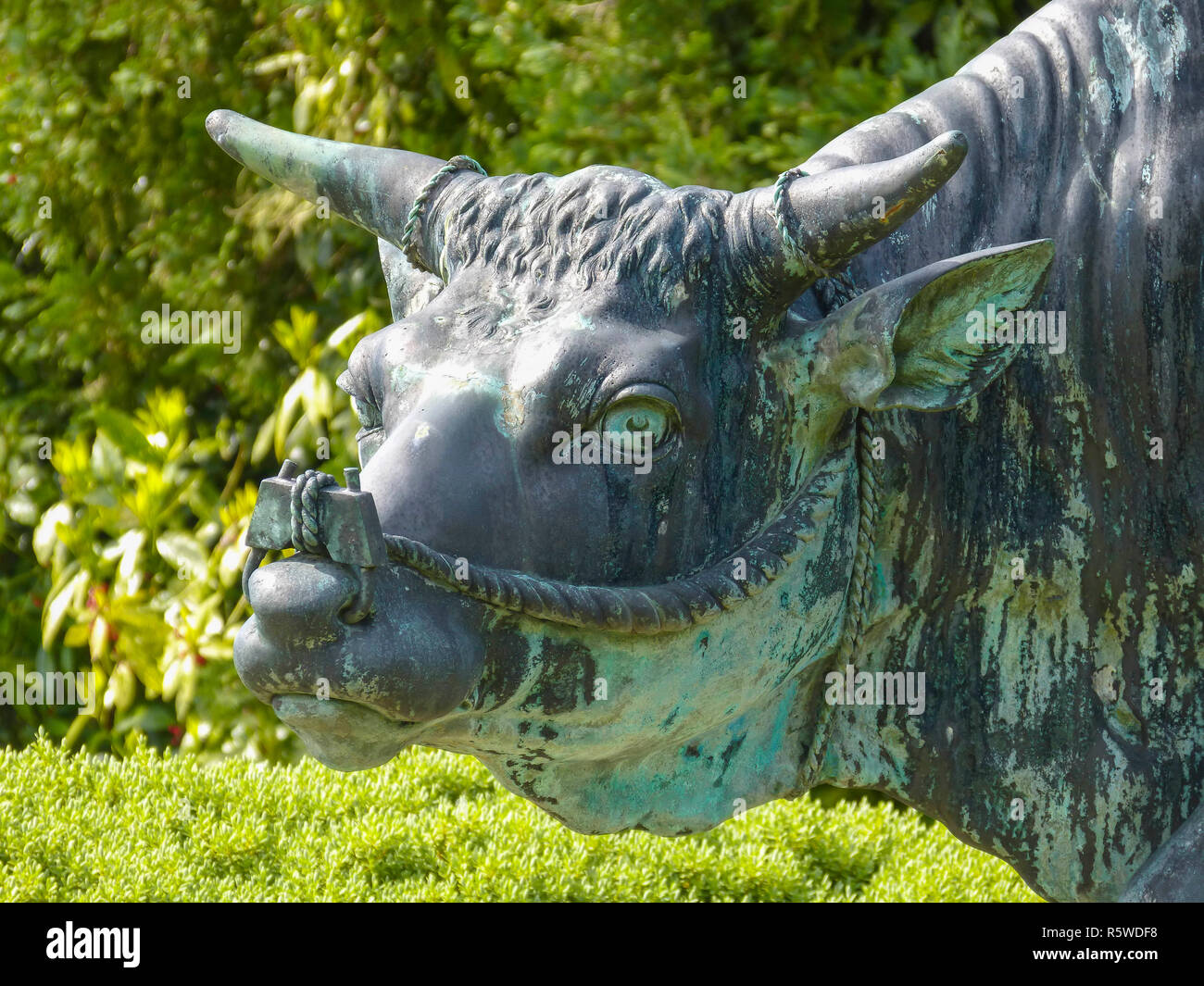 La scultura di un giapponese uomo seduto sul dorso di un toro la lettura di un libro a Dyffryn Gardens, San Nicola, Vale of Glamorgan, South Wales, Regno Unito Foto Stock