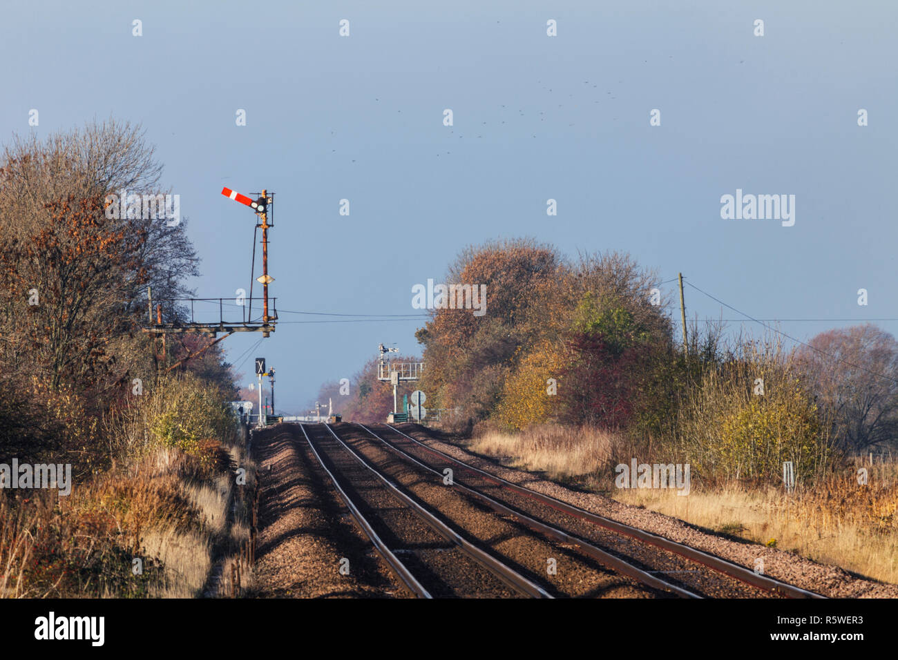 Broomfleet (east yorkshire) vista guardando verso ovest lungo la linea ferroviaria che mostra la meccanica segnali semaphore Foto Stock