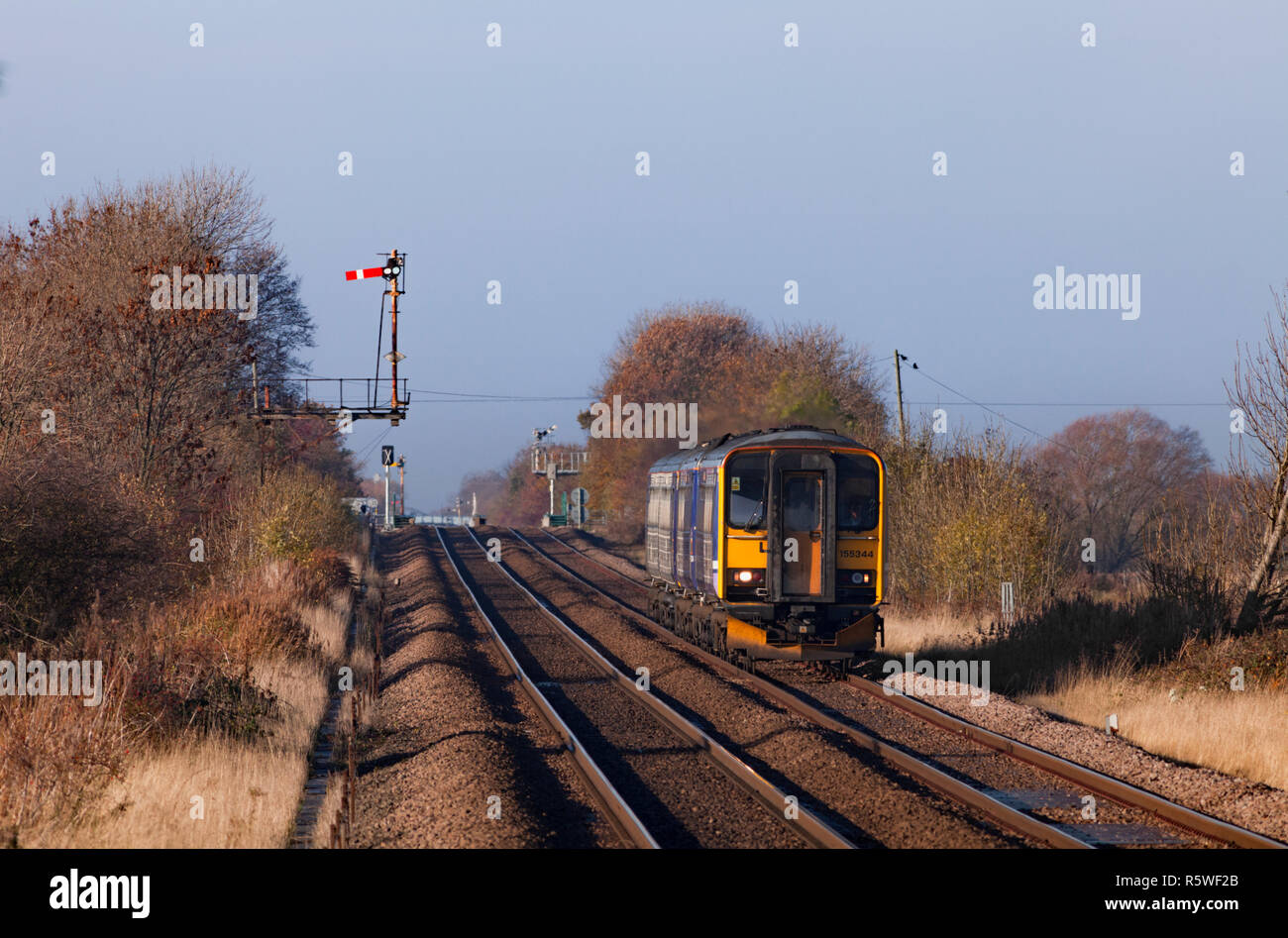 2 arriva rail classe settentrionale 155 sprinter treno passa il semaforo segnali della staffa a Broomfleet sul Gilberdyke allo scafo della linea ferroviaria Foto Stock