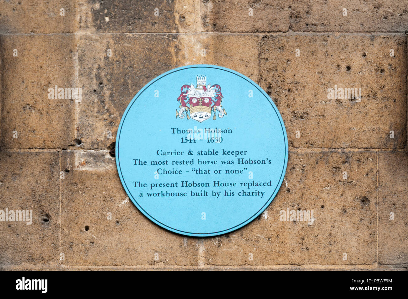 Blu di una lapide che ricorda Thomas Hobson in Cambridge. L'origine dell'espressione Hobson la scelta. Foto Stock