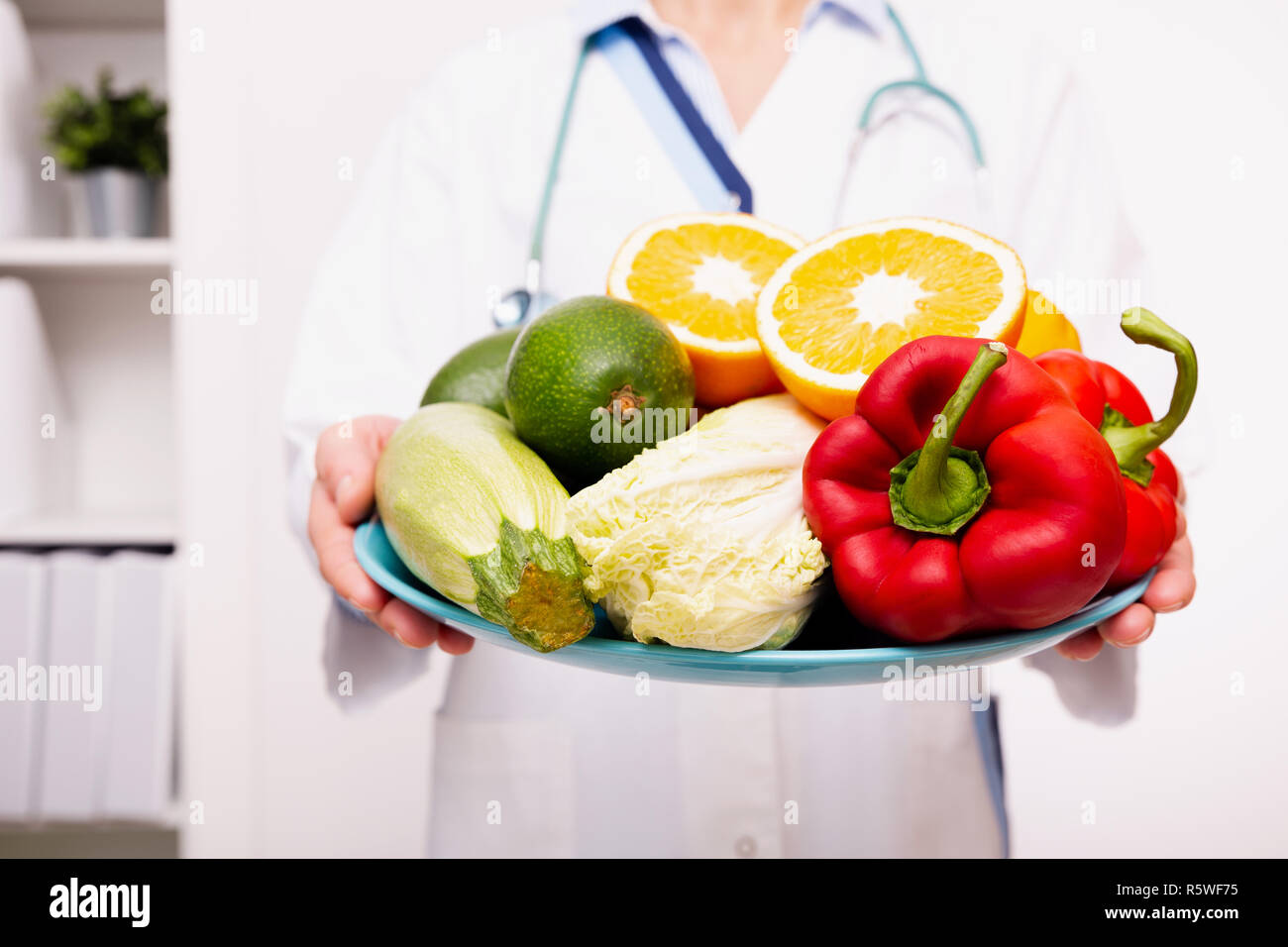 Vegetali dieta nutrizione e concetto di medicazione. Nutrizionista offre una sana dieta verdure. Foto Stock