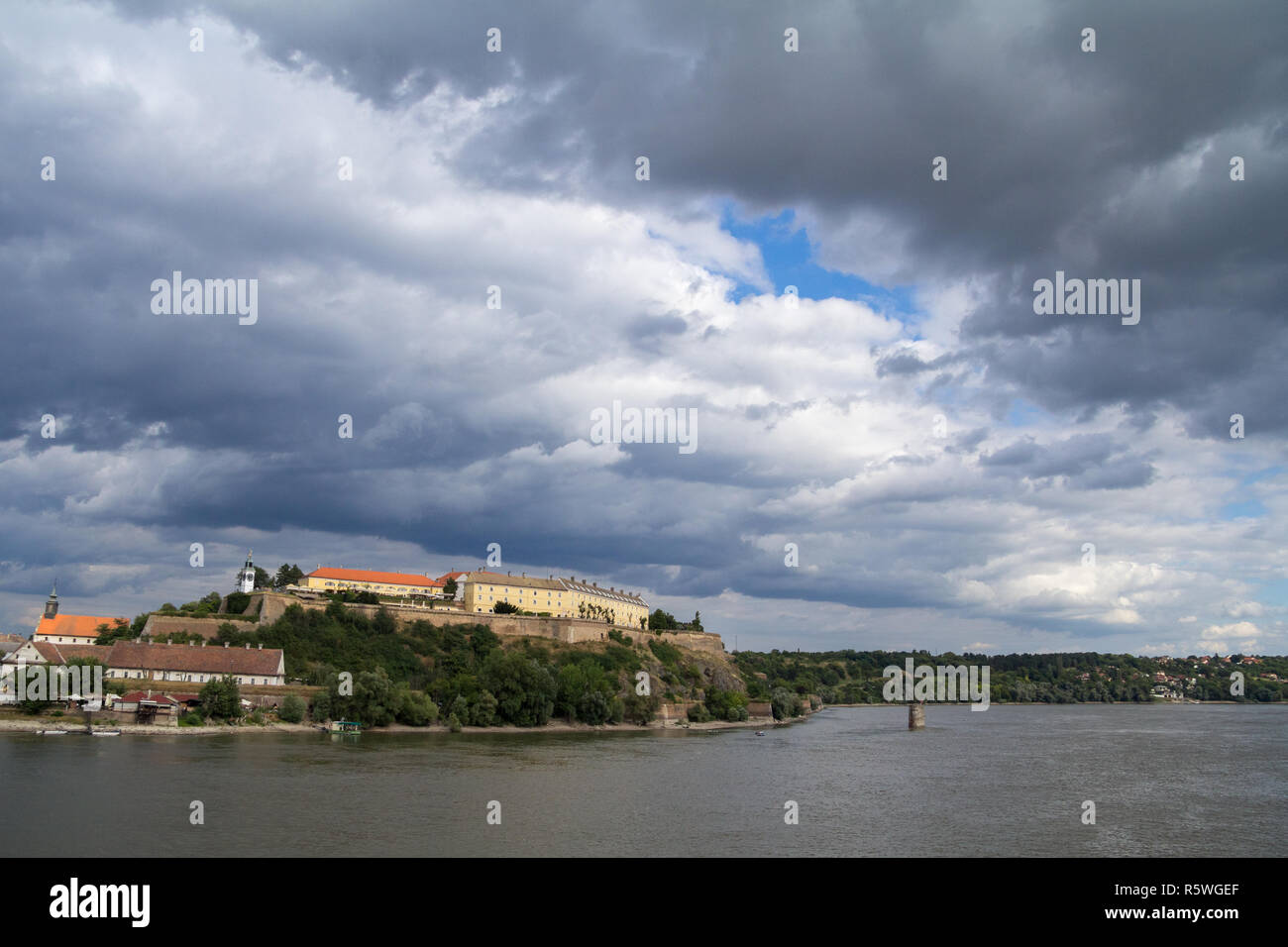Fortezza di Petrovaradin a Novi Sad Serbia, sul fiume Danubio, su un nuvoloso pomeriggio d'estate. Si tratta di uno dei principali monumenti e luoghi di interesse della capitale Foto Stock