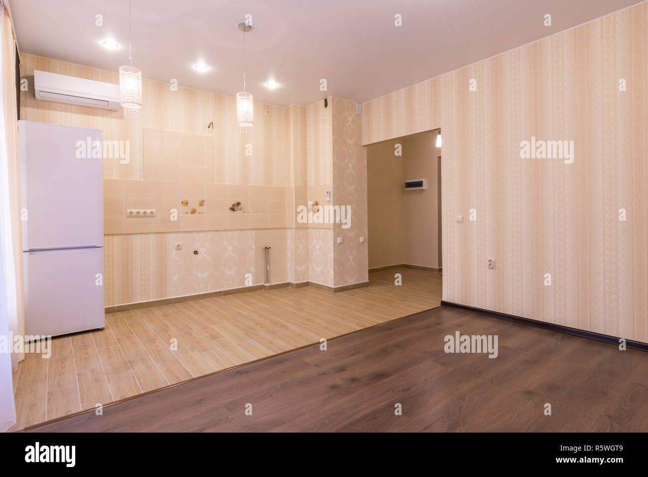 Interno dell appartamento monolocale, ingresso alla camera e cucina senza un auricolare Foto Stock