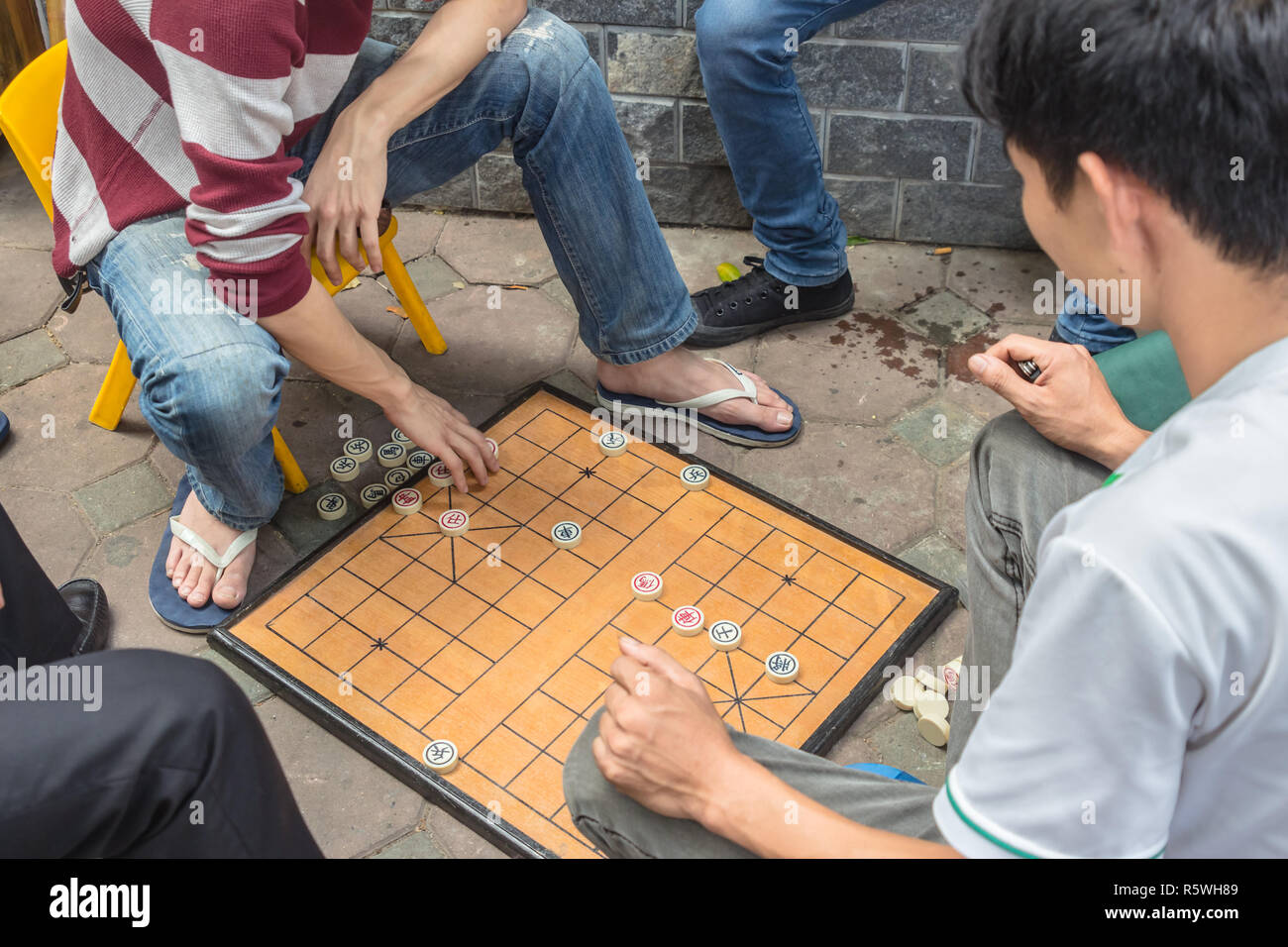 2 gli uomini, sulla strada ad Hanoi, Vietnam, play Xiangqi, popolare in Asia gioco di bordo, noto anche come scacchi cinesi. Foto Stock