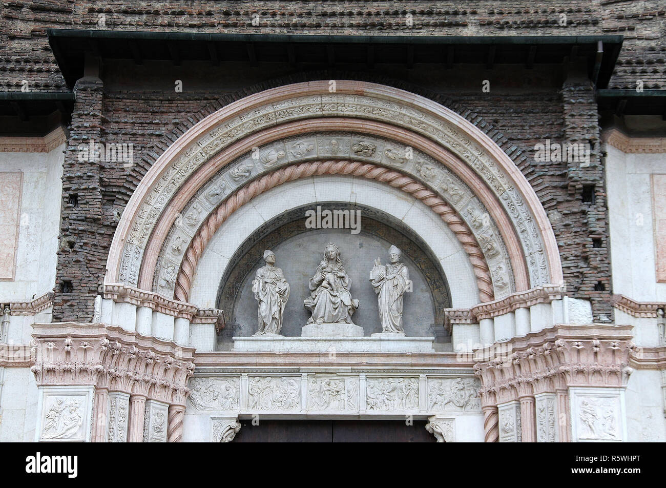 La Porta Magna con la scultura di Jacopo della Quercia presso la Basilica di San Petronio a Bologna Foto Stock