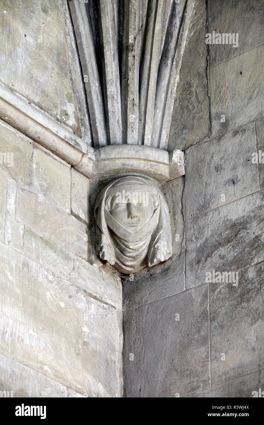 Decorate o volti scolpiti su mensoloni di San Giovanni Battista chiesa parrocchiale, Bishopstone, Wiltshire. Foto Stock