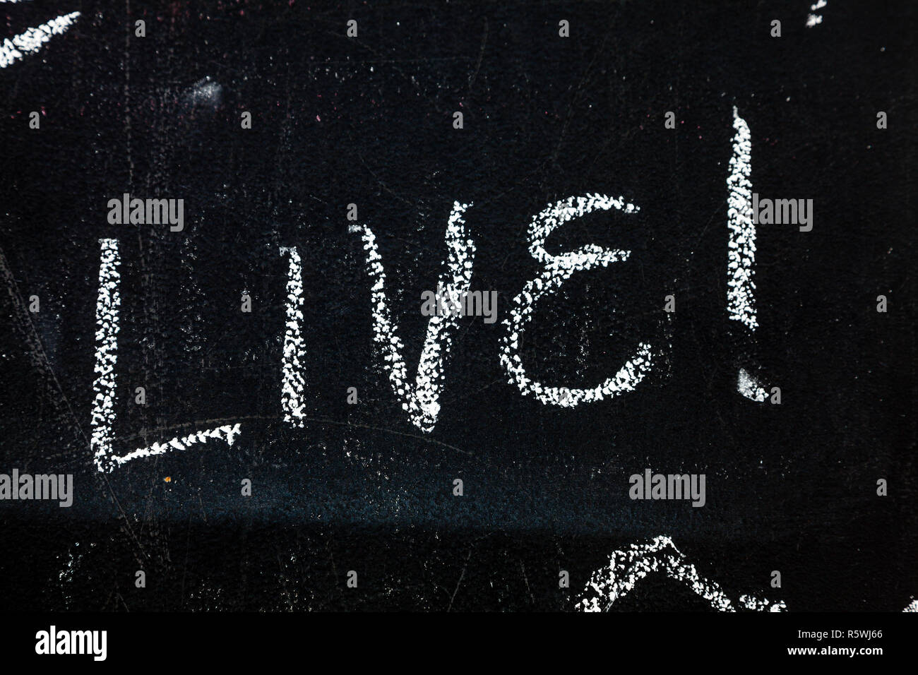 Frammento di una lavagna con Live di testo scritto a mano con Chalk Foto Stock