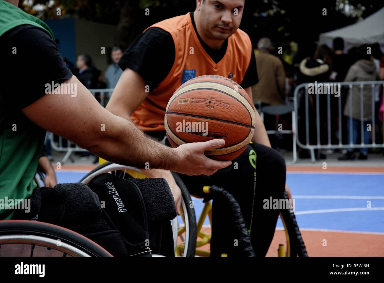 Il verde e il rosso basket in carrozzella i giocatori sono visto in azione durante il torneo non professionale che è stata organizzata dall'ente ellenico per il basket in carrozzella Federazione a piazza Syntagma, dovuta alla Giornata Mondiale delle persone con disabilità. Foto Stock
