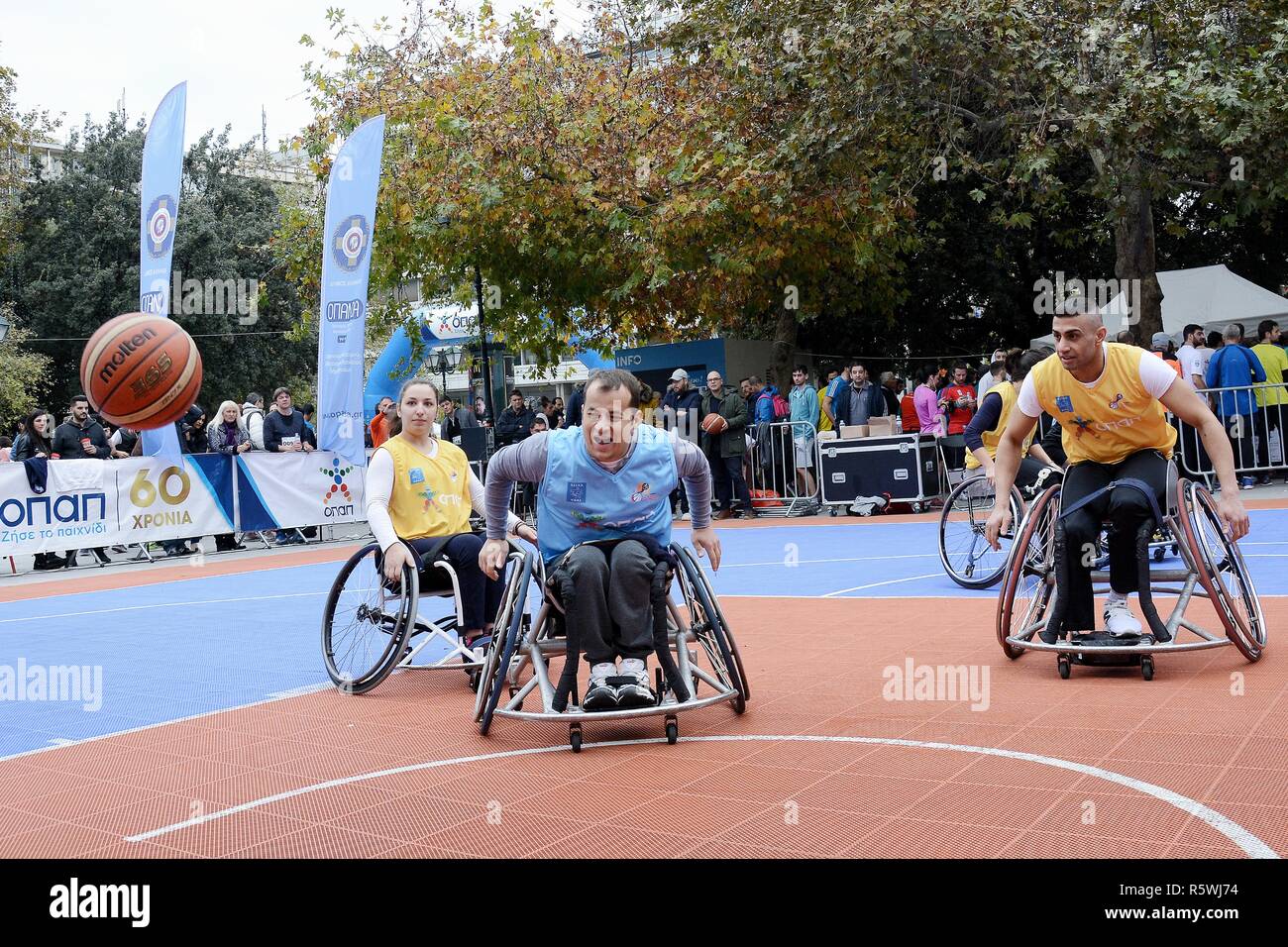 Sedia a rotelle blu giocatore di basket visto in azione durante il torneo non professionale che è stata organizzata dall'ente ellenico per il basket in carrozzella Federazione a piazza Syntagma, dovuta alla Giornata Mondiale delle persone con disabilità. Foto Stock