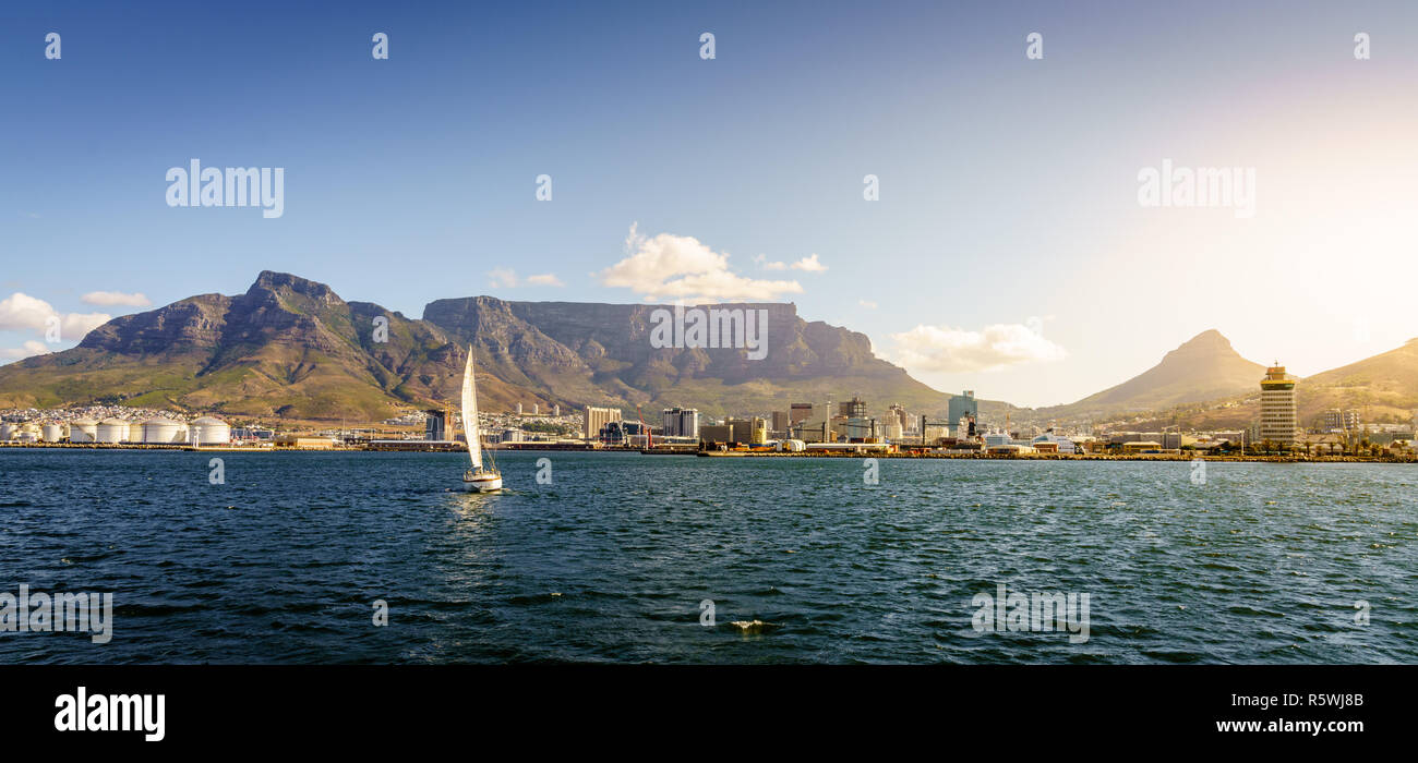 Panorama sul mare di Città del Capo con il Monte Table e la Lions Head nel contesto Foto Stock