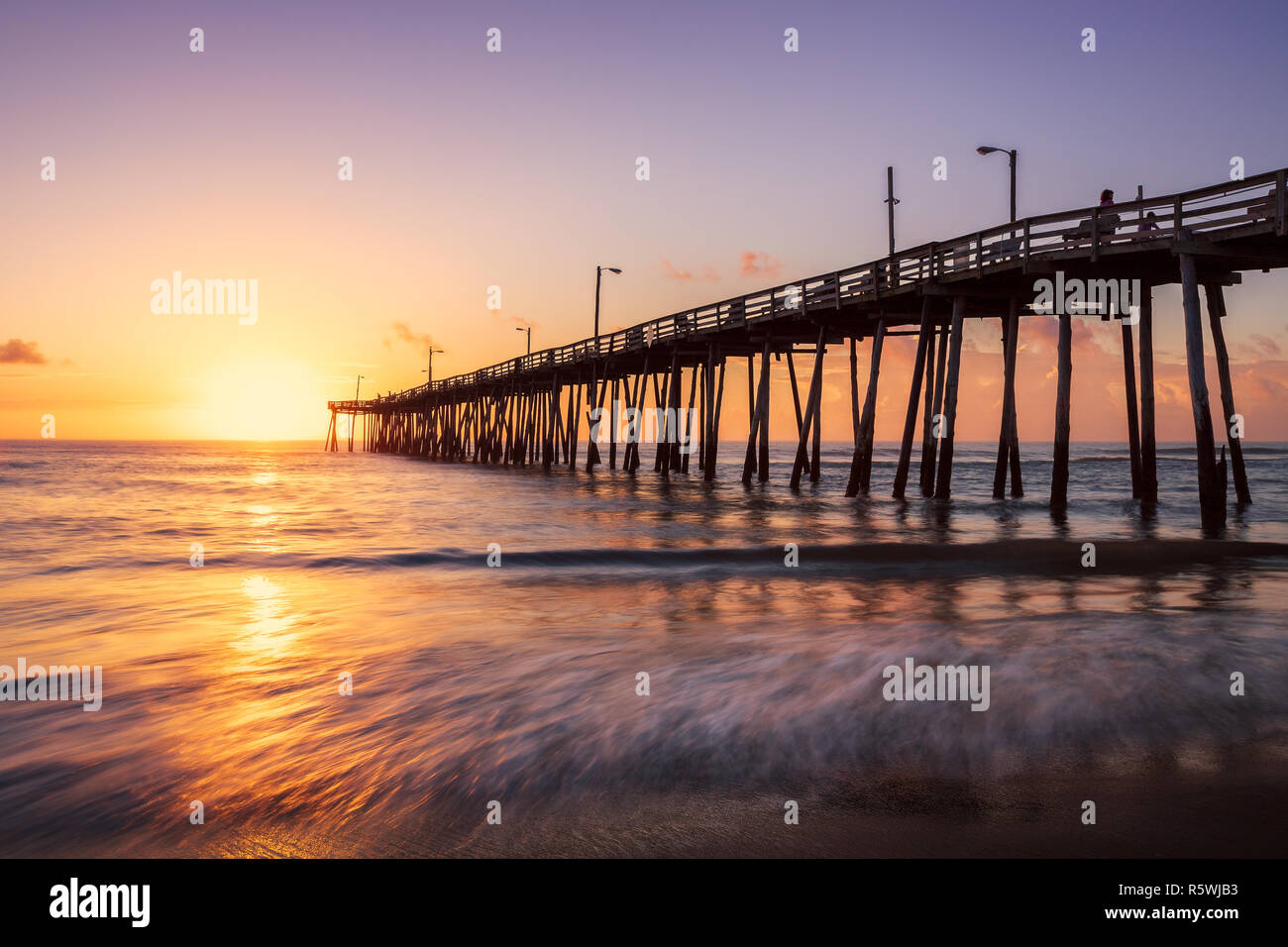 Janettes pier nella Outer Banks, North Carolina, durante una bellissima alba Foto Stock