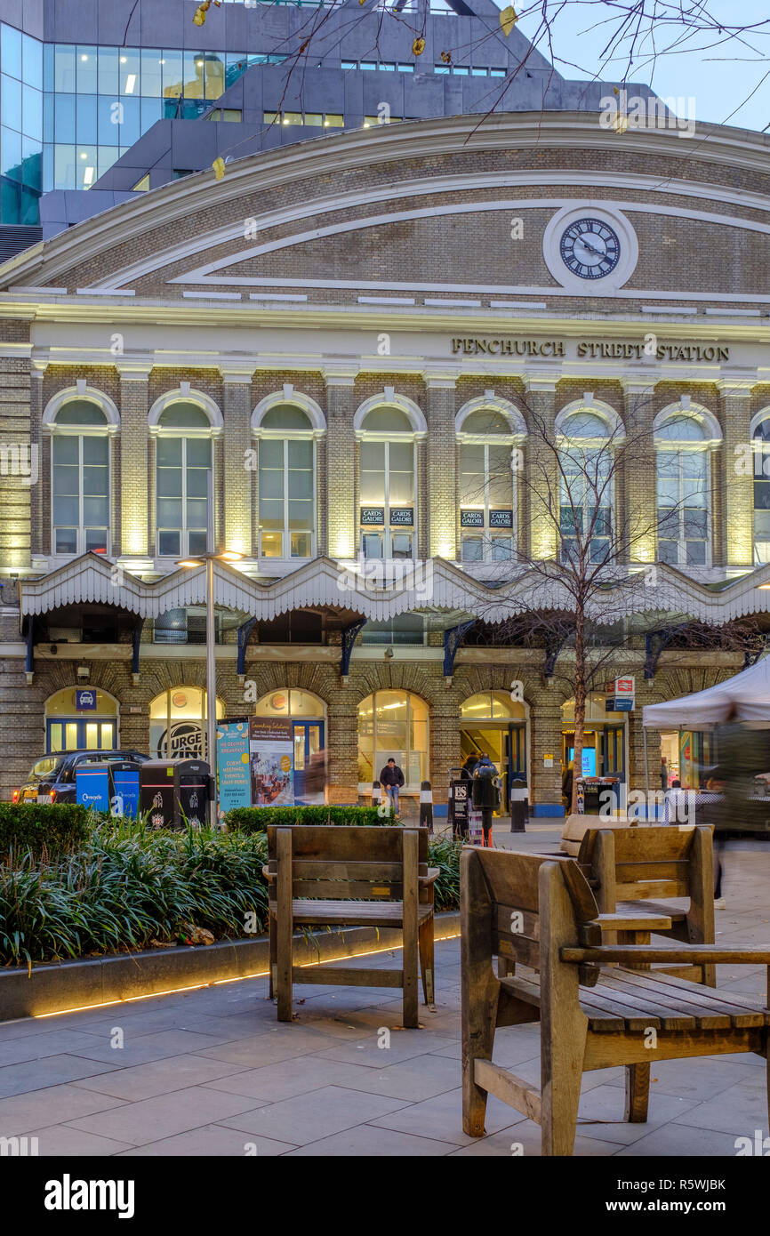 Ingresso principale di Fenchurch Street Station su Fenchurch posto nel quartiere finanziario della City di Londra - Inghilterra Foto Stock