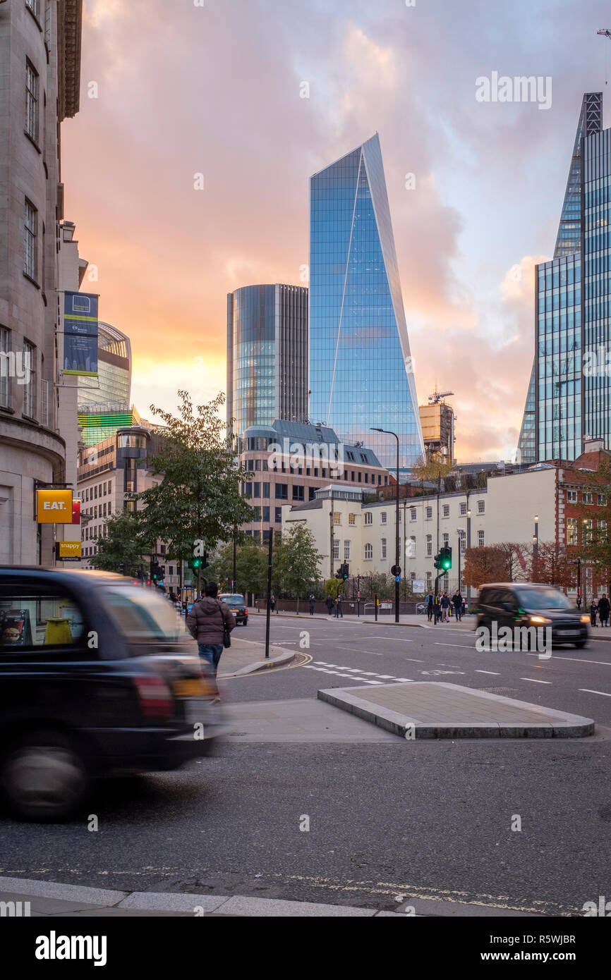 Inghilterra, City of London, vista dall'angolo di Minories e Aldgate High Street del moderno ed alto edificio edifici per uffici Foto Stock