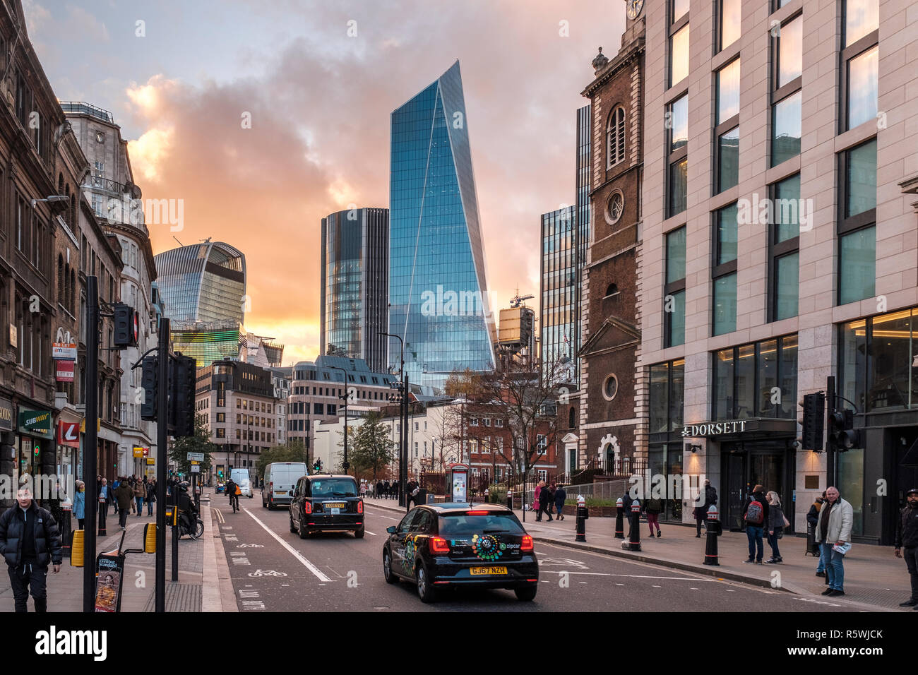 Inghilterra, Londra, Aldgate High Street con vista del centro finanziario della City di Londra Foto Stock