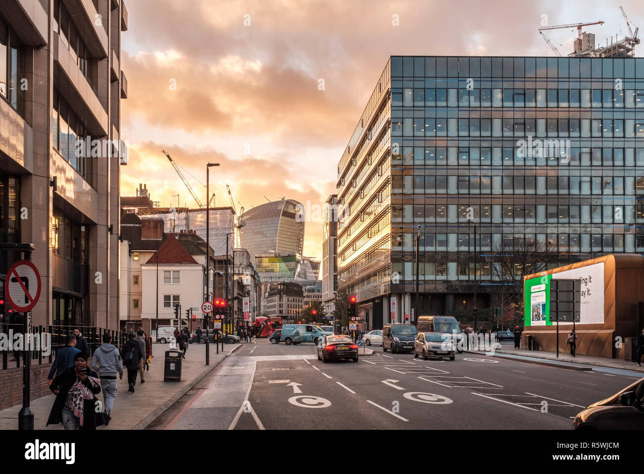 L'Inghilterra,Londra. Aldgate High Street, Aldgate House, Edificio Walkie-Talkie Foto Stock