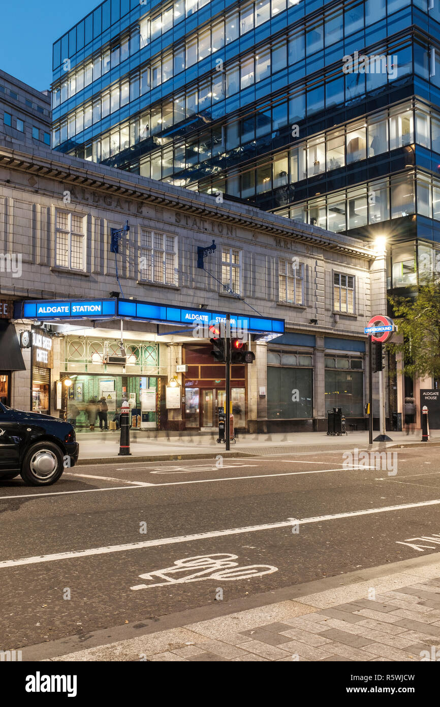 Inghilterra, London , Aldgate stazione della metropolitana in Portsoken è ad una distanza a piedi da Aldgate, situato nella città di Londra. Foto Stock