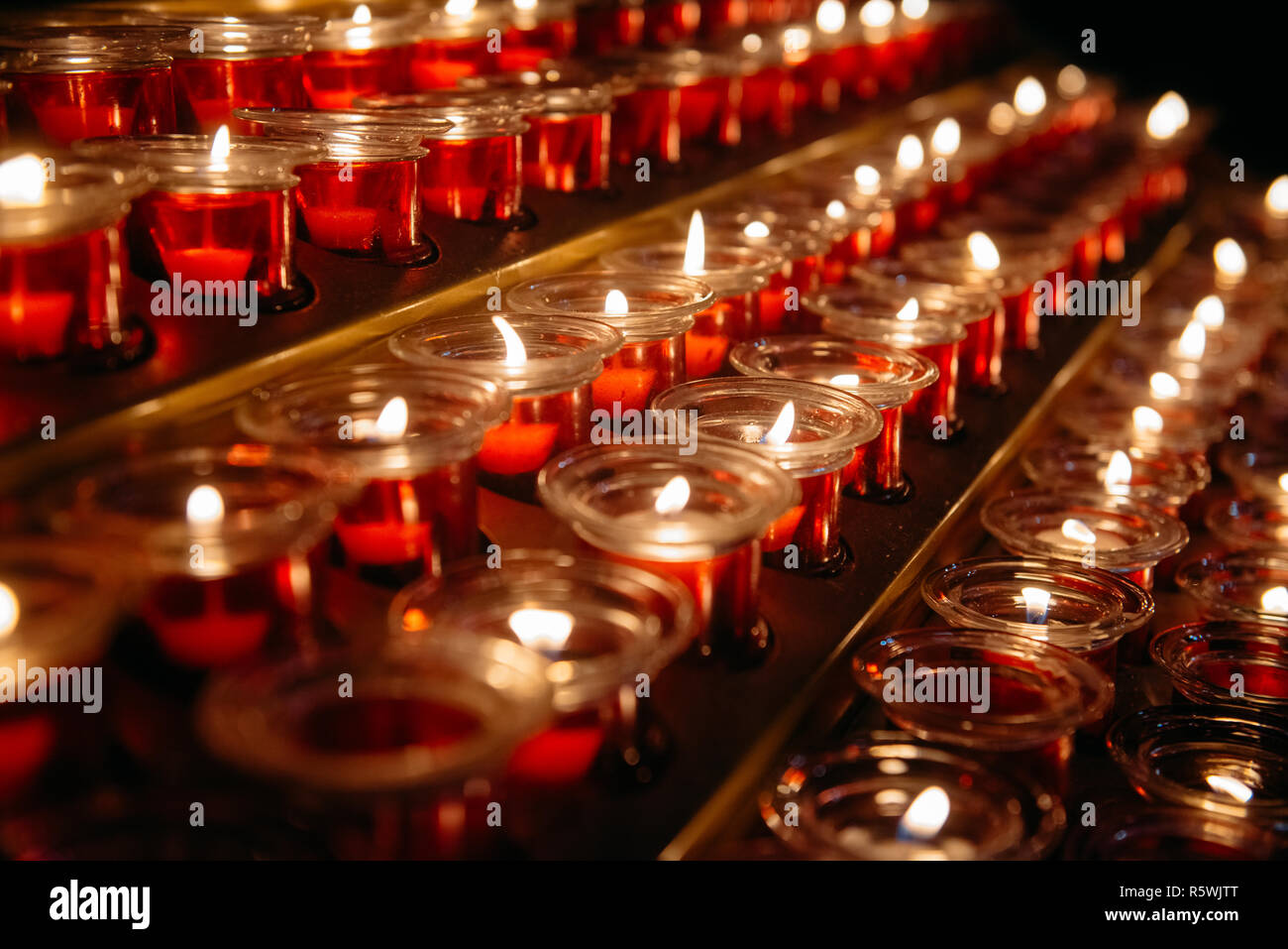 Close-up di candele in una chiesa Foto Stock