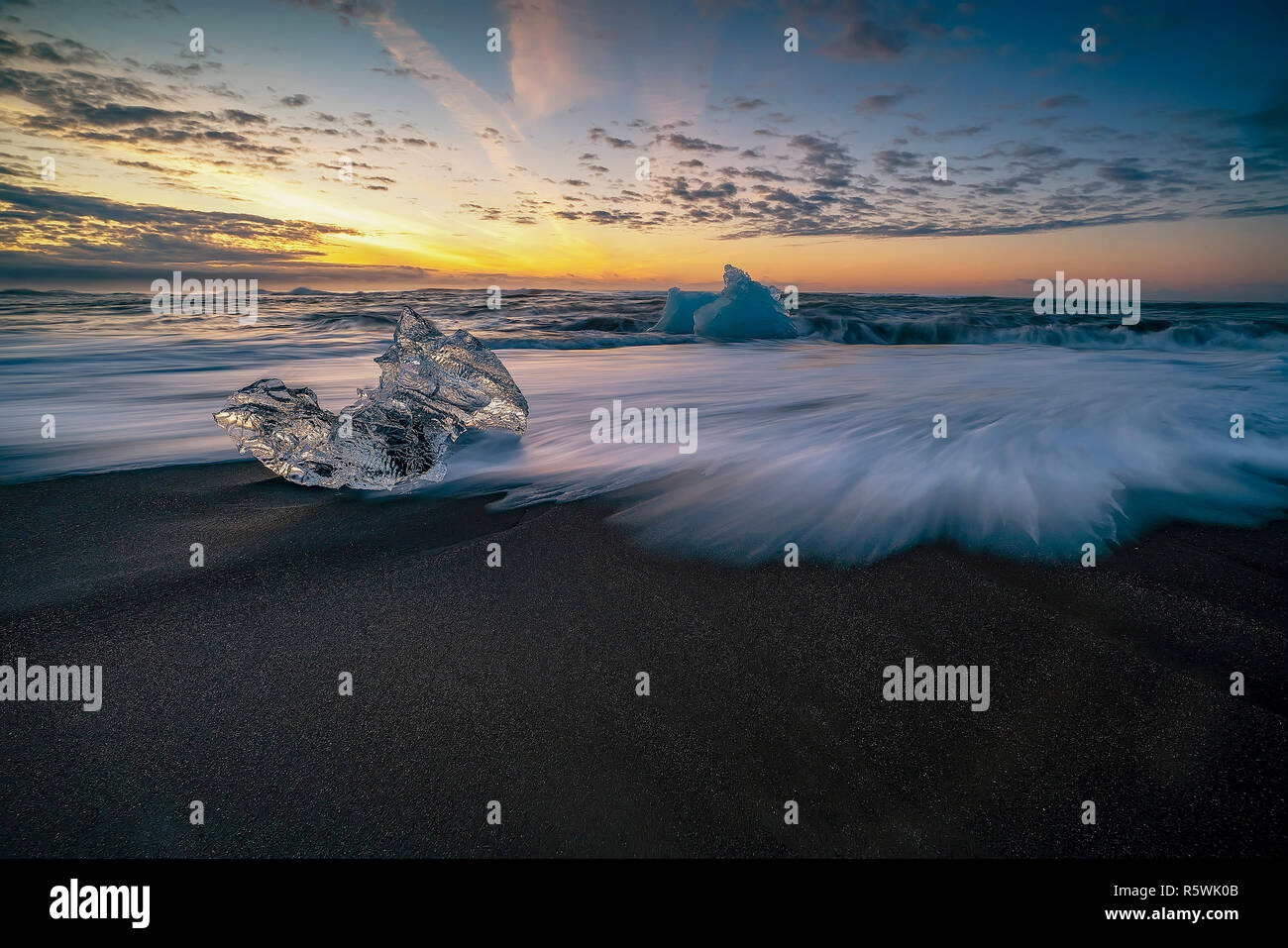 Formazioni di ghiaccio sulla spiaggia di Diamante, Southeastern Islanda Foto Stock
