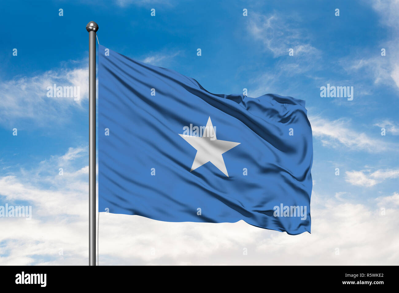 Bandiera della Somalia sventolare nel vento contro bianco torbido cielo blu. Bandiera somala. Foto Stock