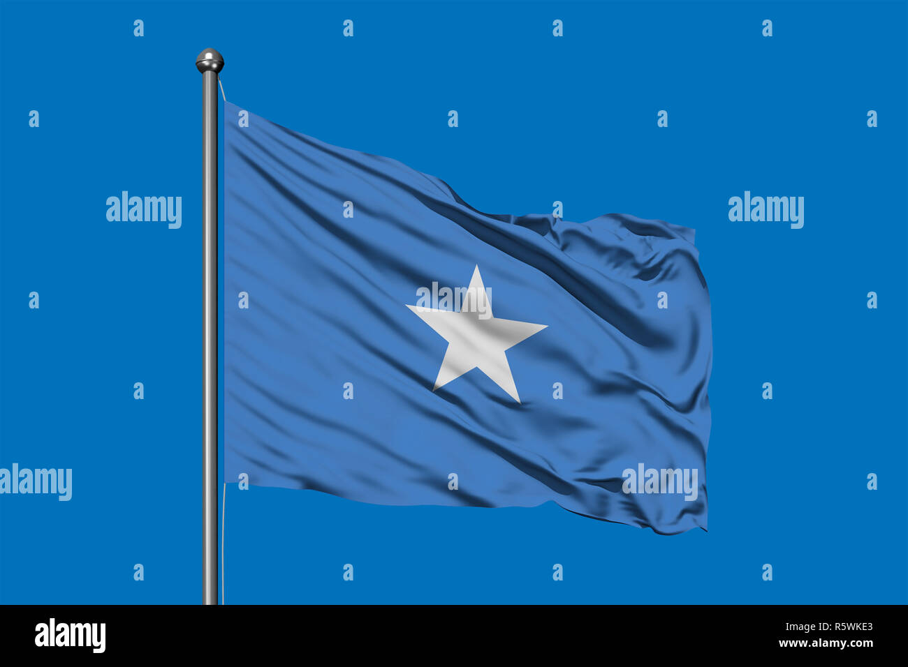 Bandiera della Somalia sventolare nel vento contro il profondo blu del cielo. Bandiera somala. Foto Stock