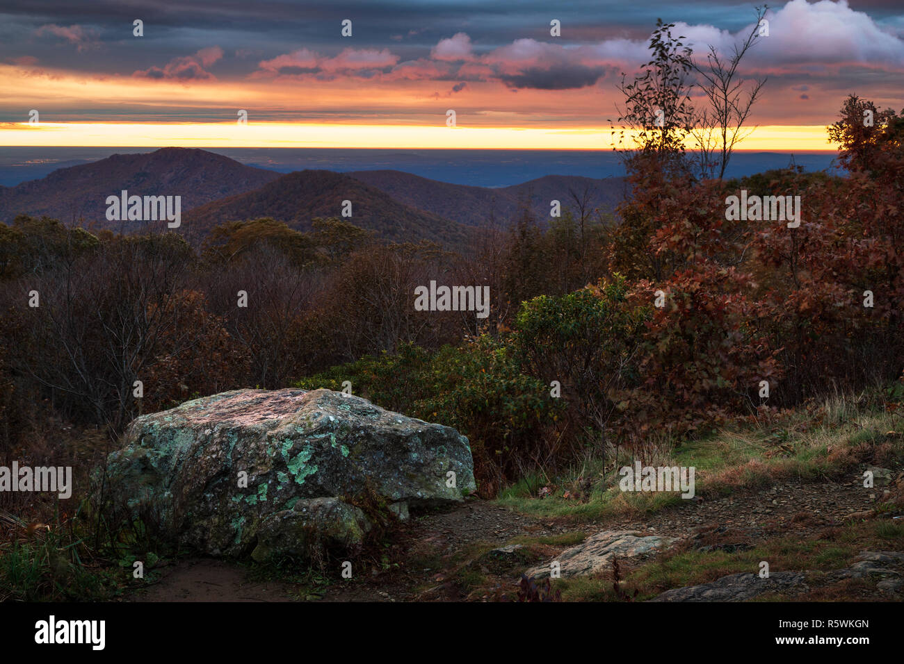 Drammatica vista del Parco Nazionale di Shenandoah montagne e rock in primo piano dalla Skyline Drive Foto Stock