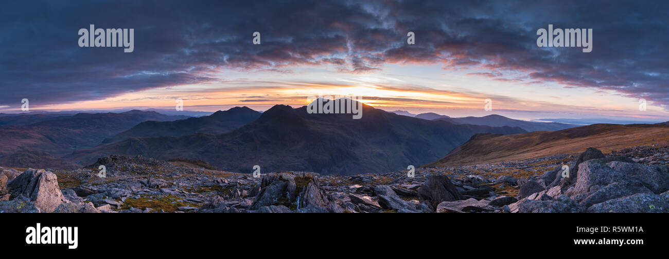 La figura nelle montagne di Snowdonia, con snowdon in background Foto Stock