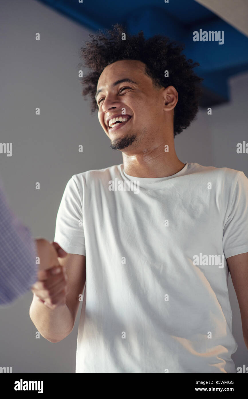 Il lavoro di squadra affrontare il partenariato di cooperazione la gente di affari stringono le mani Foto Stock